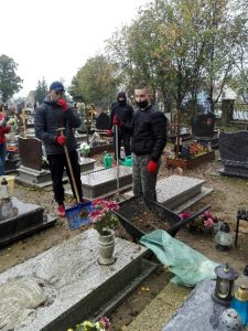 Wychowankowie porządkują groby na cmentarzu