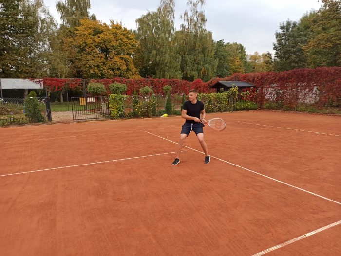Wychowanek przygotowuje się do odbicia piłki tenisowej