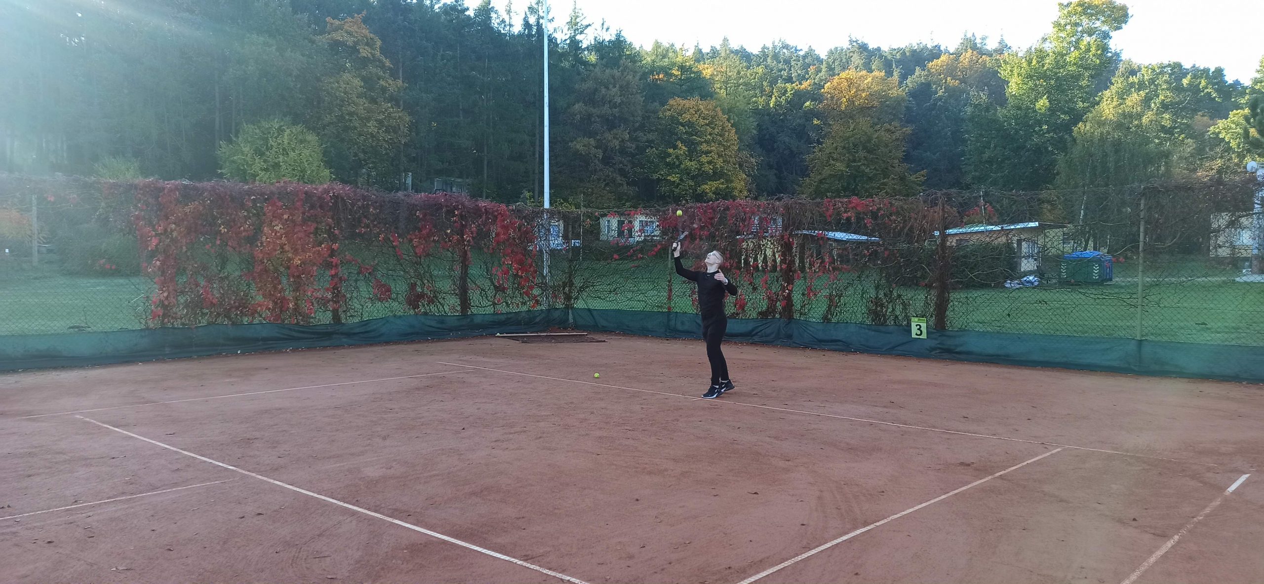 Wychowanek przygotowuje się do odbicia piłki tenisowej